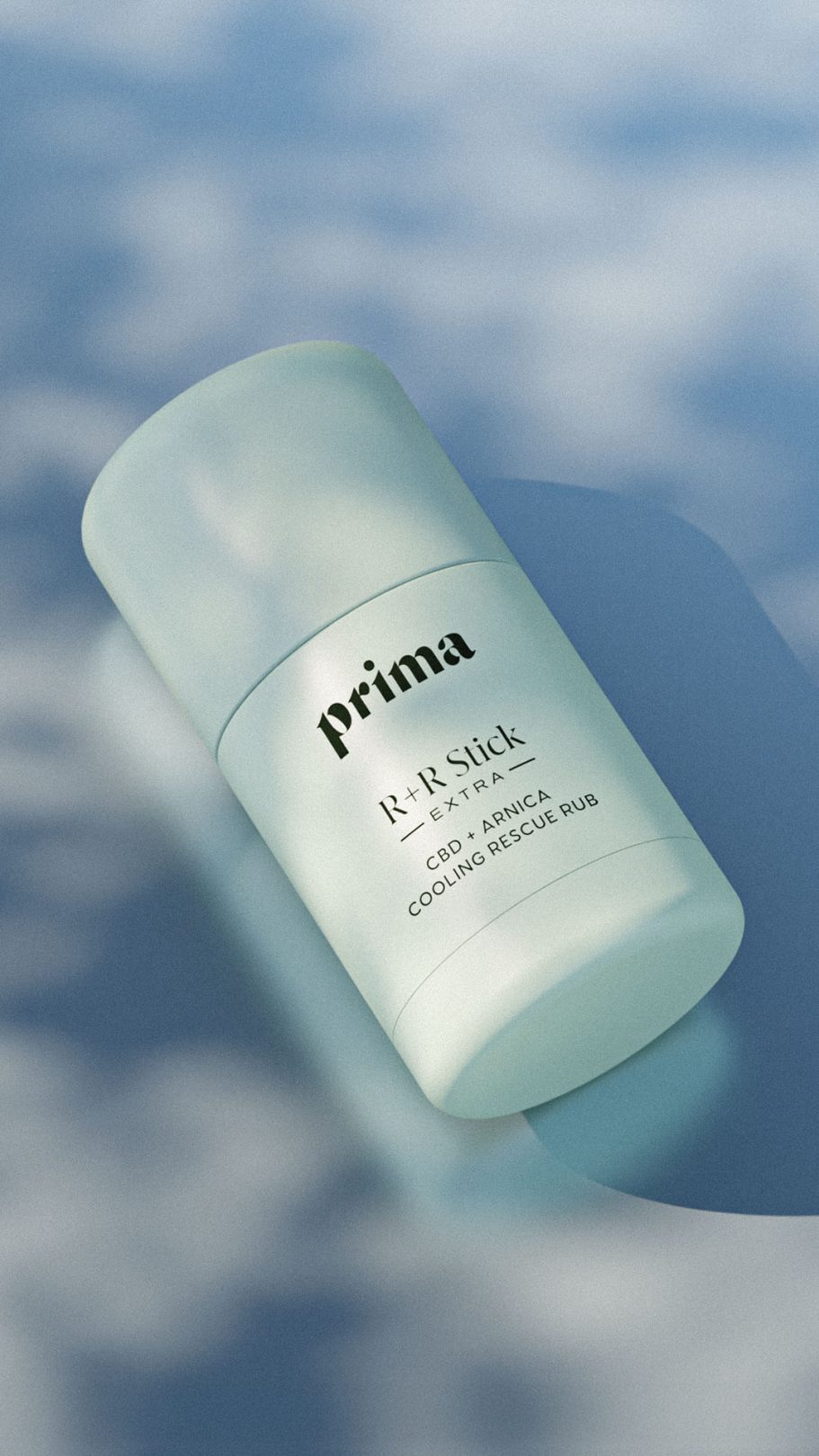 Flacon de soin pour la peau de la marque Prima, sur un fond nuageux.